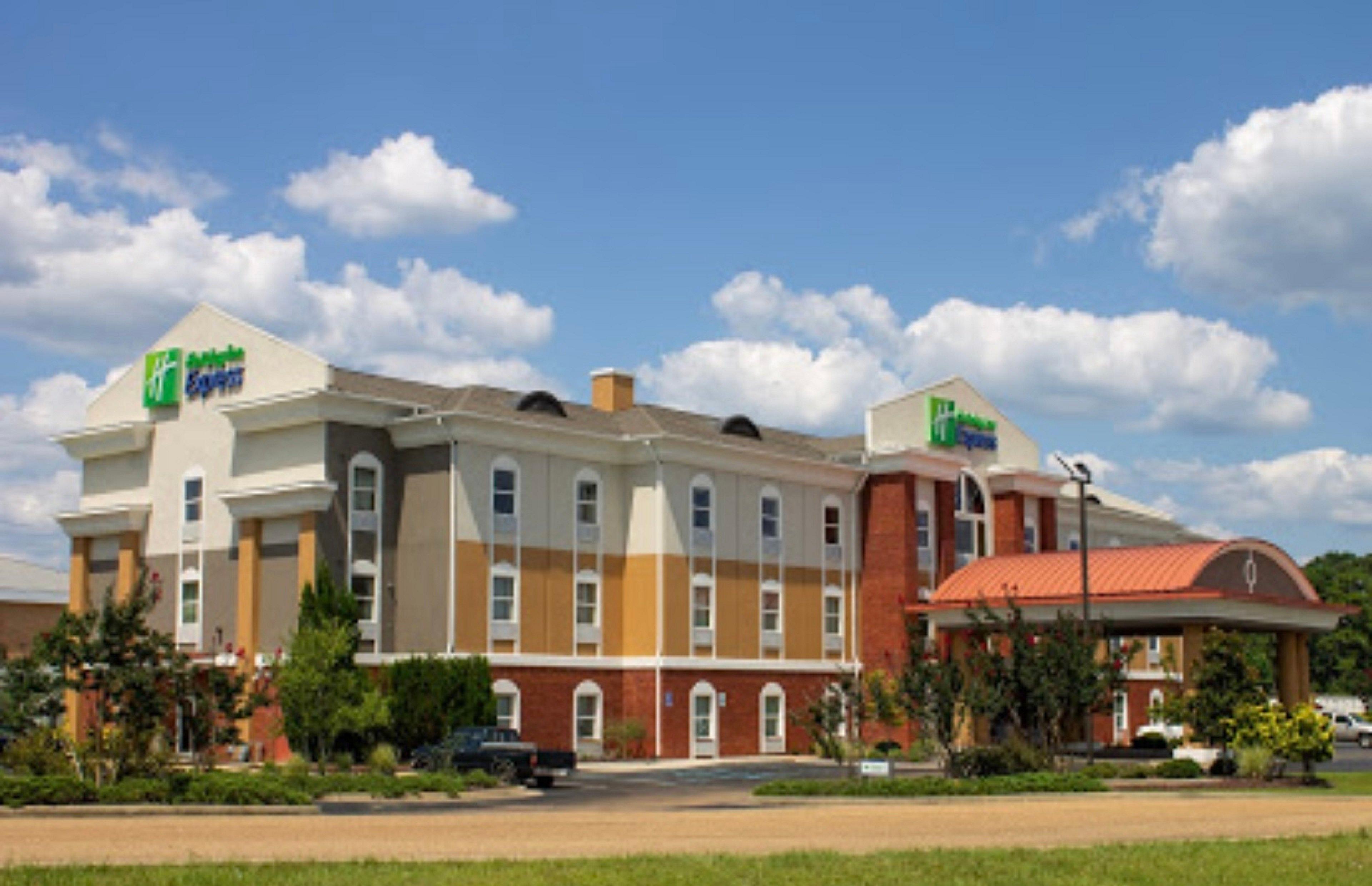 Holiday Inn Express Mccomb By Ihg Bagian luar foto