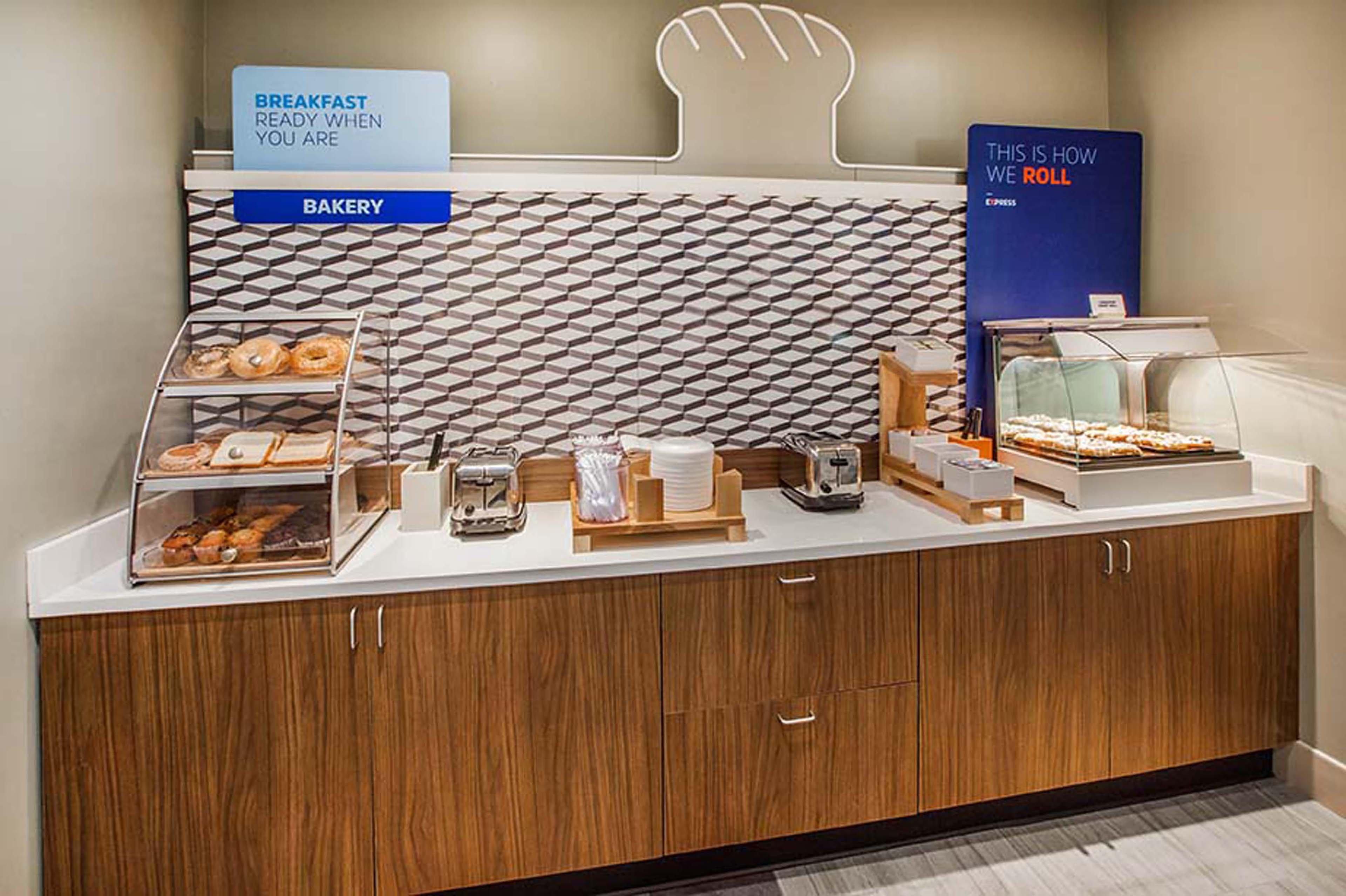 Holiday Inn Express Mccomb By Ihg Bagian luar foto