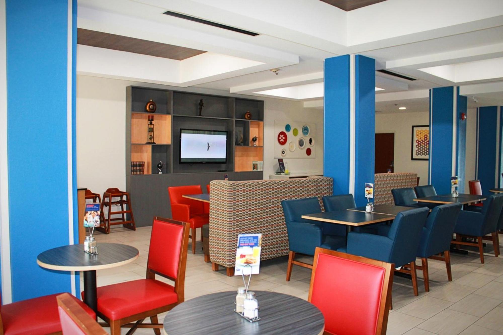 Holiday Inn Express Mccomb By Ihg Bagian luar foto