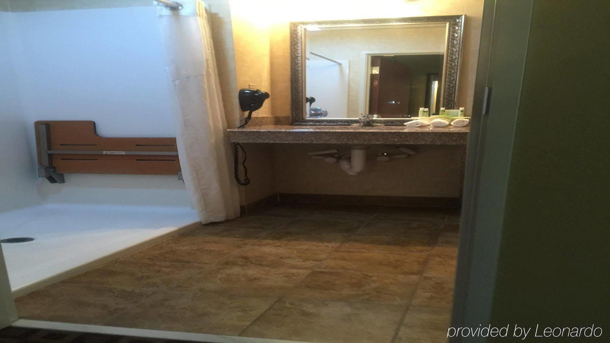 Holiday Inn Express Mccomb By Ihg Bagian luar foto